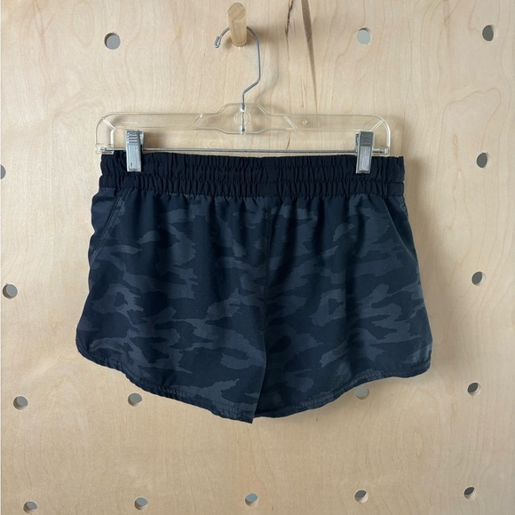 Vuori Women’s Black/Gray Camo 2 Inch Clementine Short in Medium - Picture 4 of 4